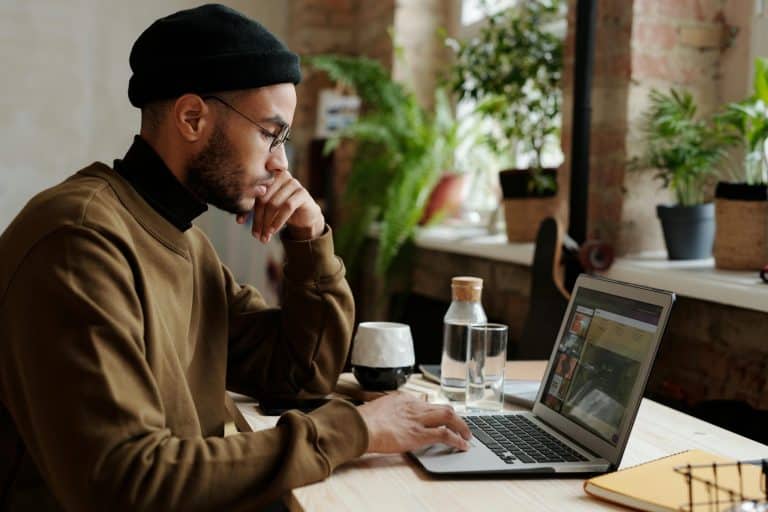 Smart Glasses in the Workplace: Boosting Productivity and Safety